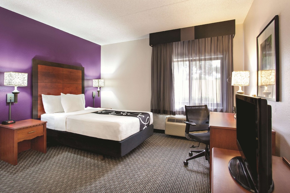 La Quinta Inn & Suites by Wyndham Miami Airport East 26/52