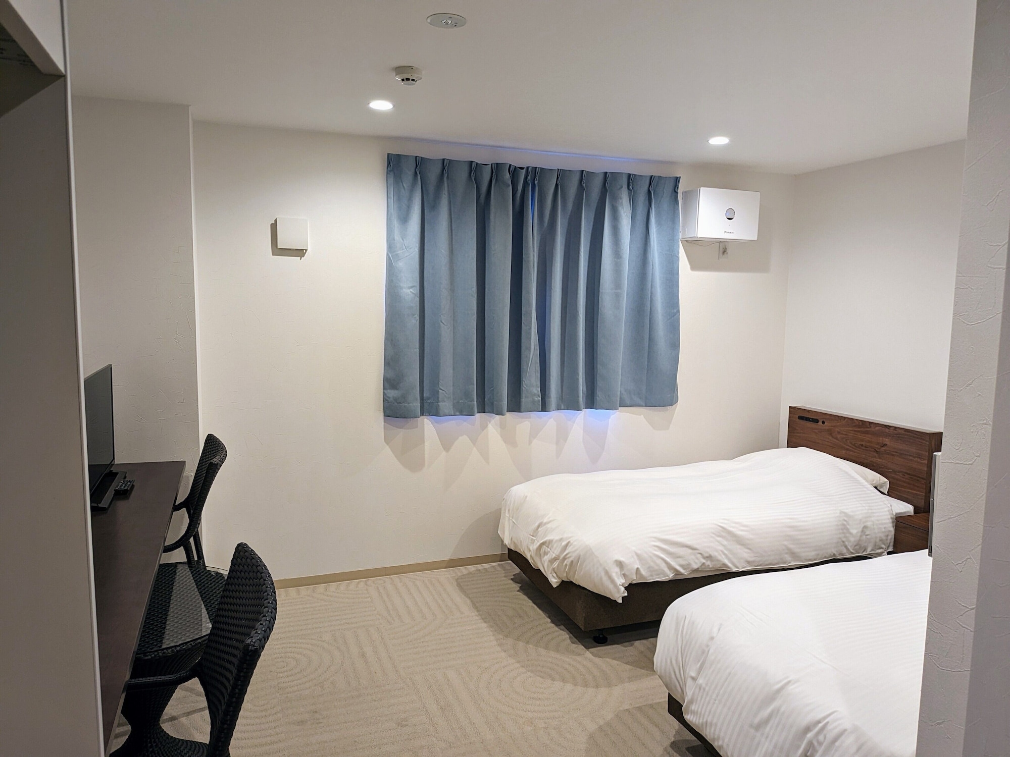 ROOM, TWIN BEDS, UNIT BATH