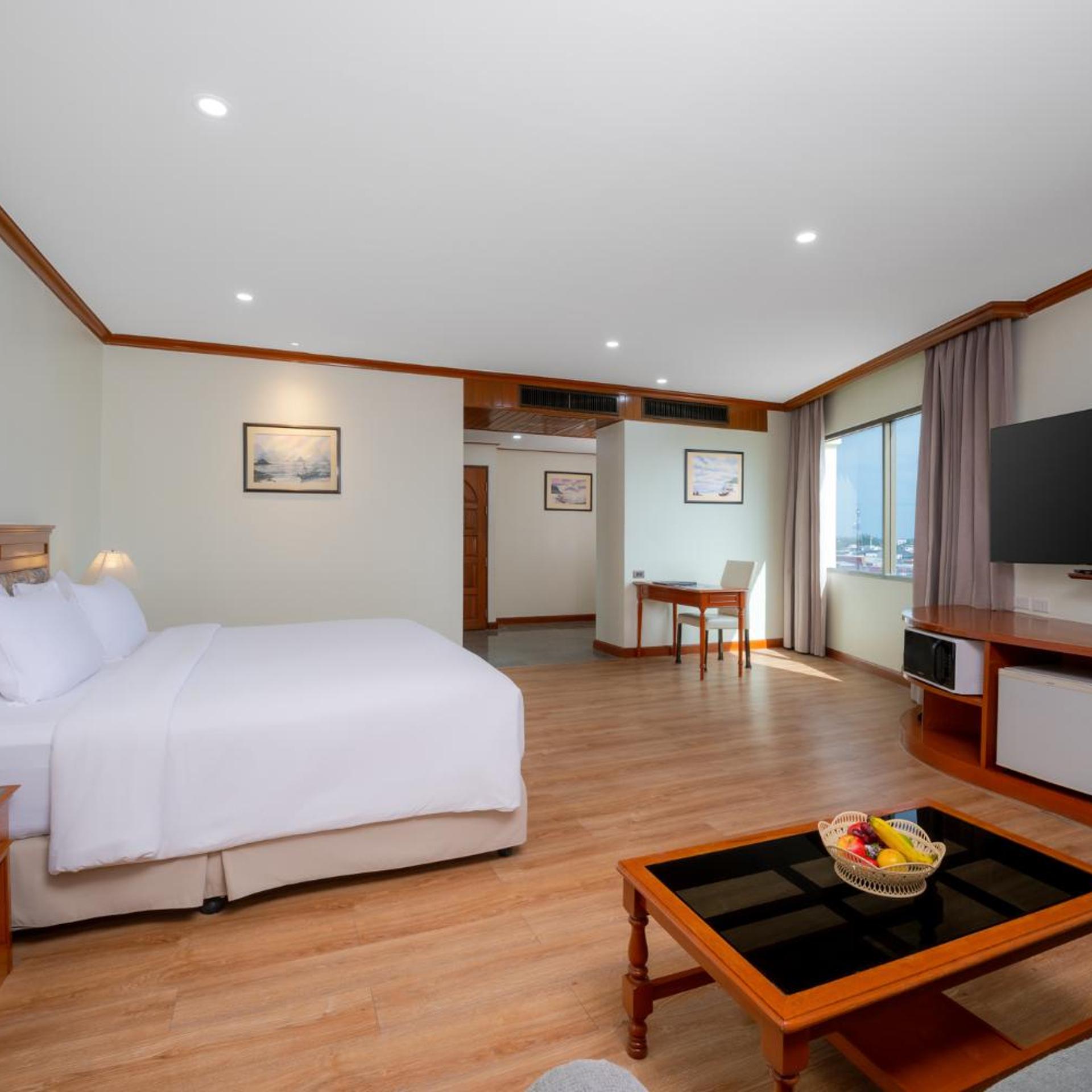 GRAND, DELUXE, DOUBLE BED, CORNER