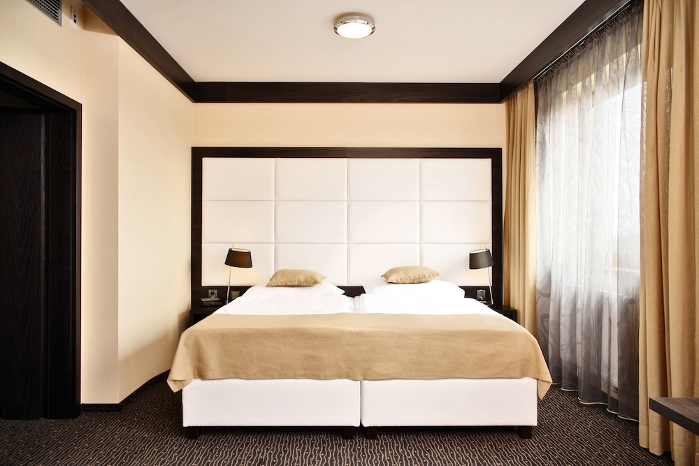 Lifestyle Hotel 5/48