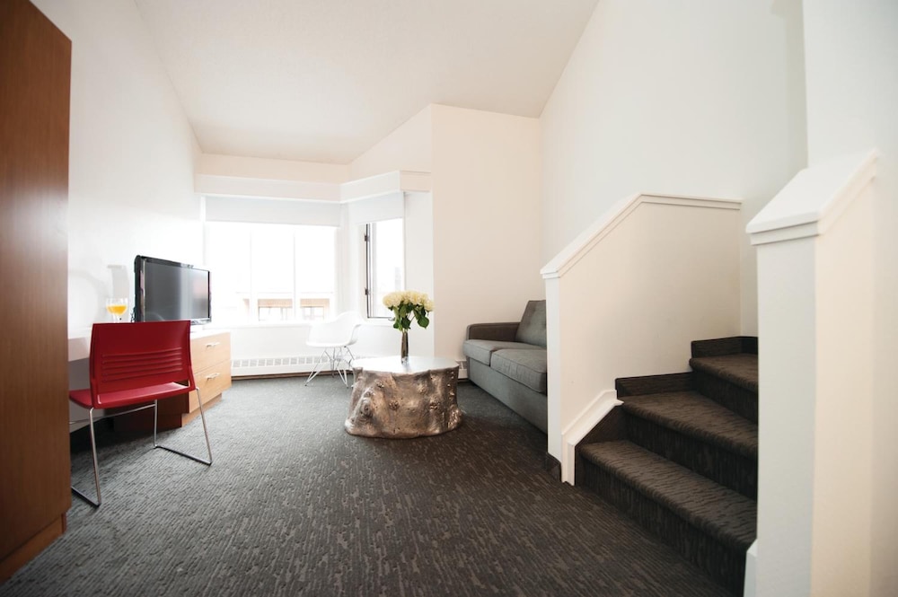 Elk Avenue Hotel 31/46