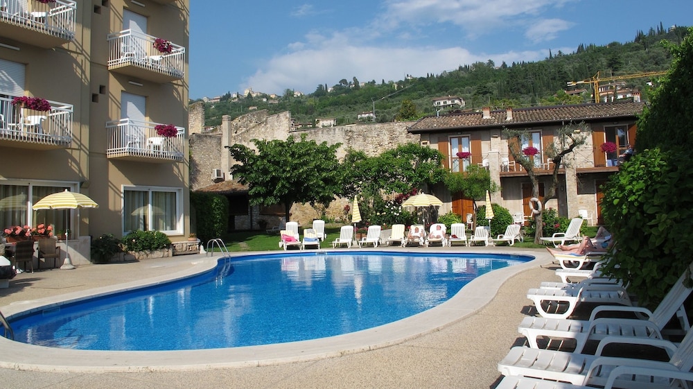 Hotel Romeo 4/47