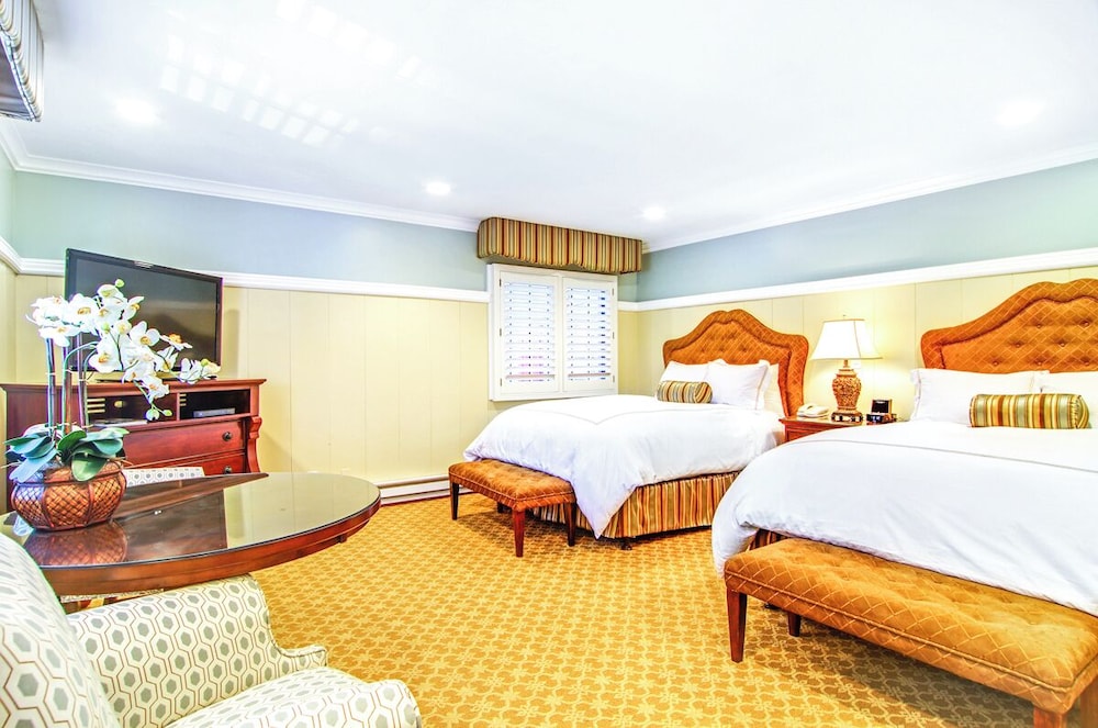 STANDARD, 2 QUEEN BEDS