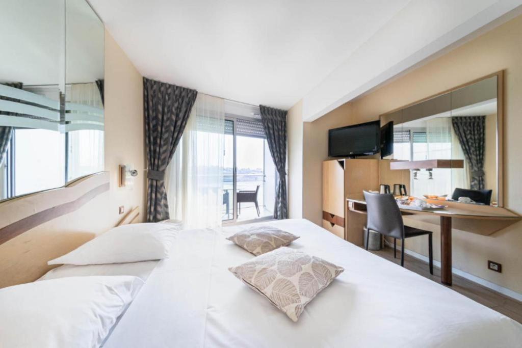 Comfort, Queen Bed, Water Front, Balcony