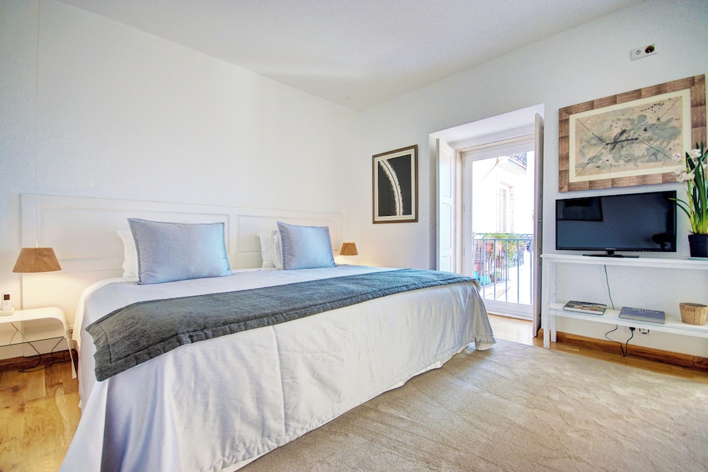 LUXURY, SUITE, KING BED, PANORAMIC RIVER VIEW
