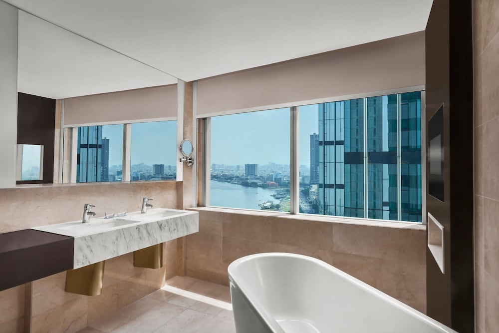1 Bedroom, Club, Suite, King Bed, River View, Le Meridien Saigon 8/10