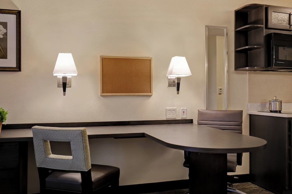Candlewood Suites Indianapolis - South 10/77