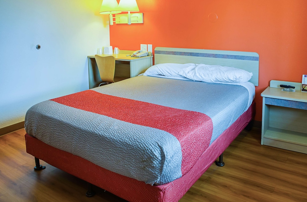 STANDARD, QUEEN BED, ACCESSIBLE