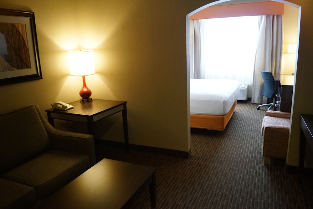 Holiday Inn Express Hotel Amp Suites Watertown Thousand Island 33/56