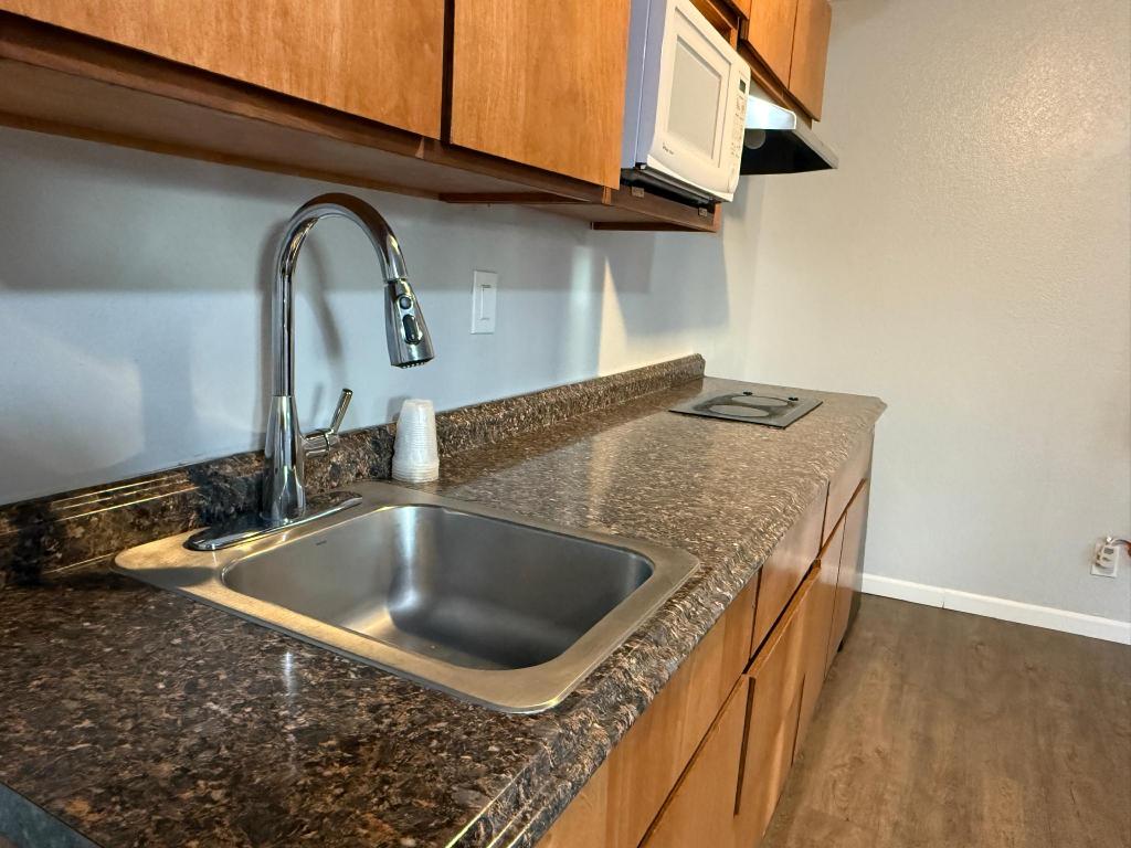 جناح بسريرين مزدوجين بمطبخ صغير، Budget Inn Bend by OYO 6/6