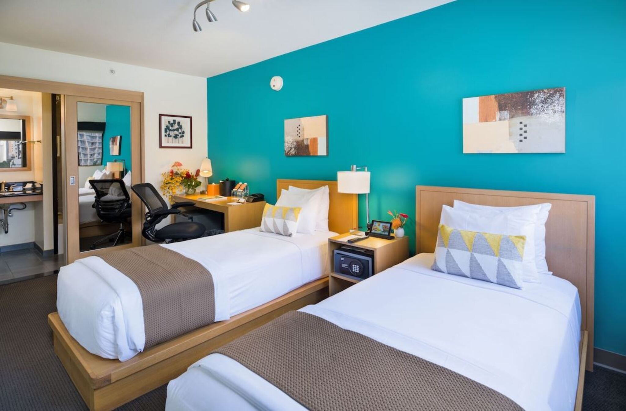 Cosmopolitan, Twin Beds