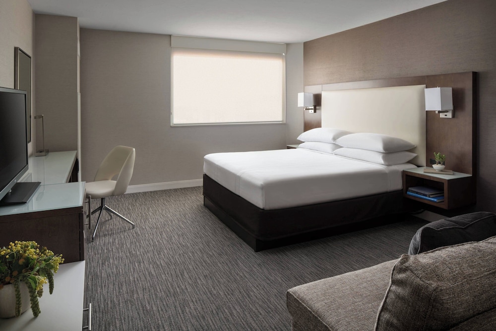 Concierge, King Bed, Sofa