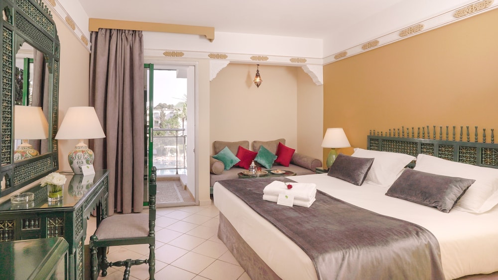 SINGLE ROOM