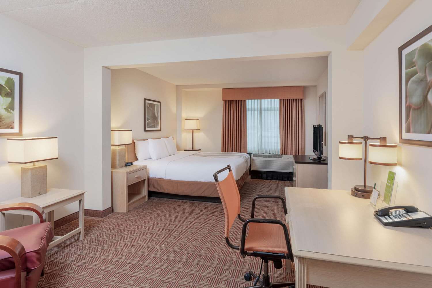 La Quinta Inn & Suites by Wyndham Garden City 20/42