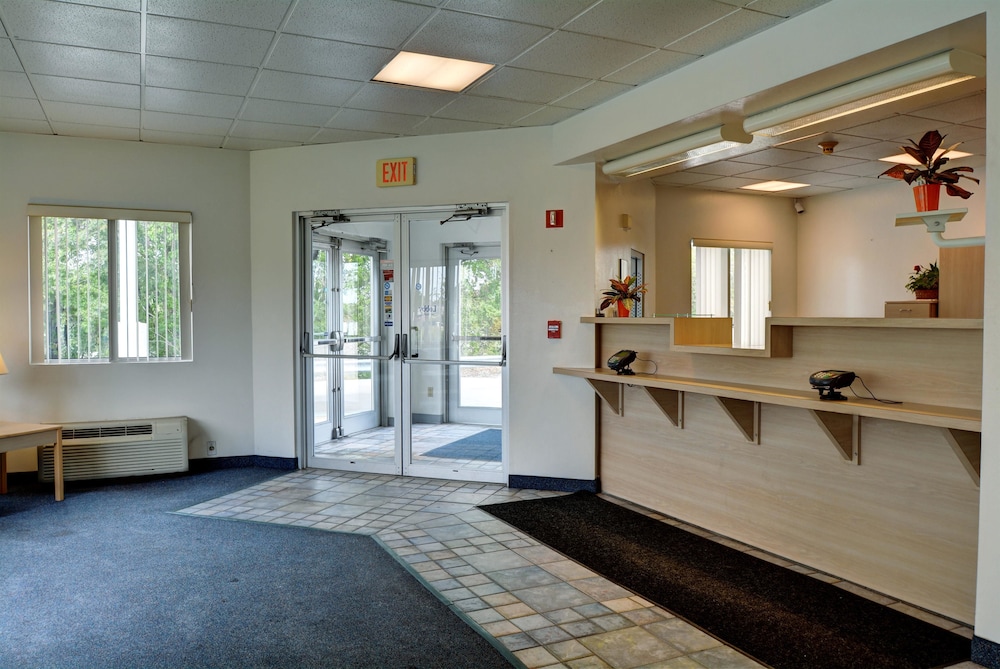 Motel6 Warwick, RI - Providence Airport - I-95 8/38