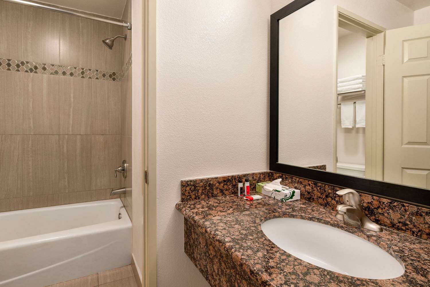 Super 8 by Wyndham Santa Clarita/Valencia 30/32