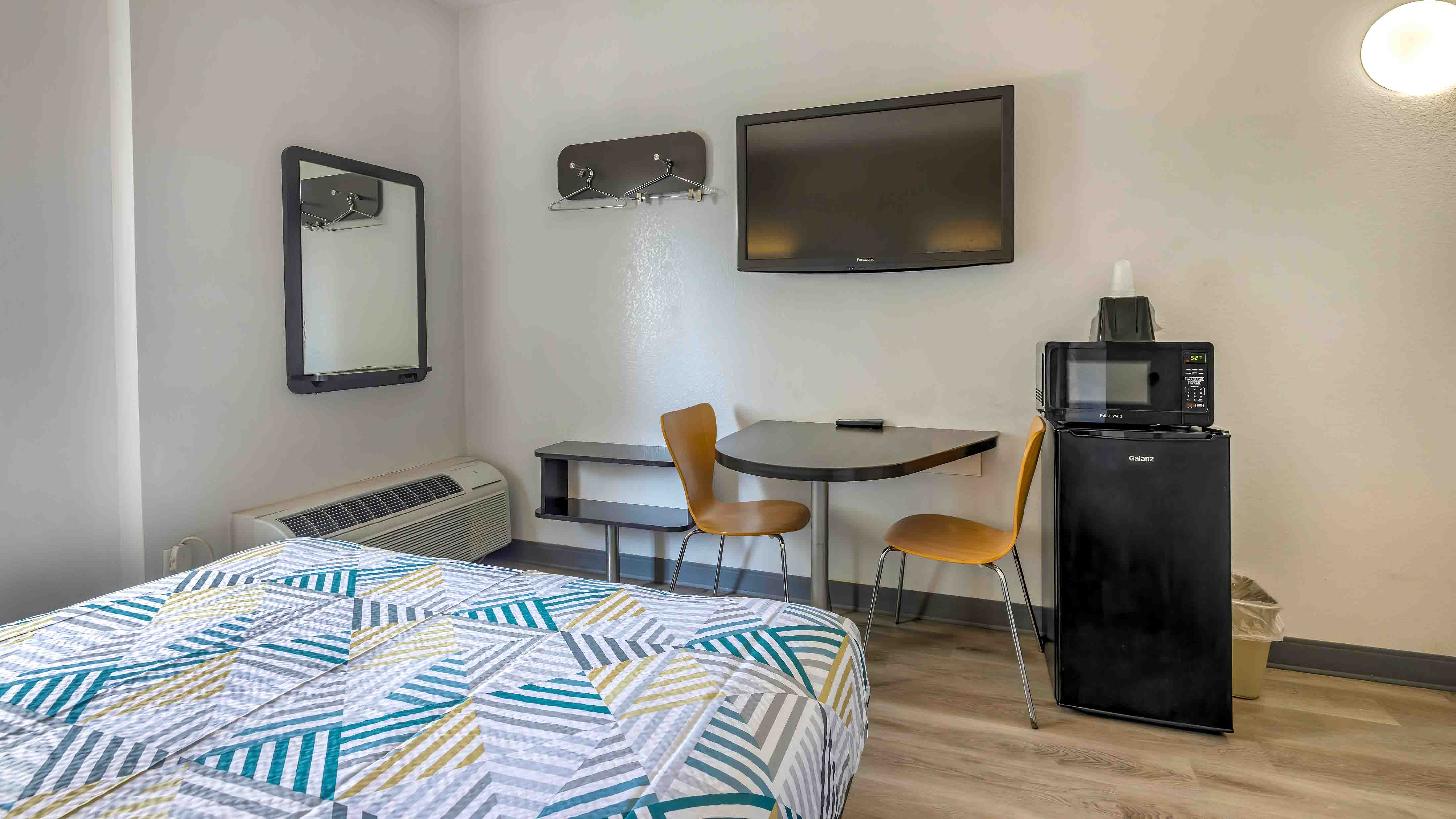 1 Queen Bed - Non-Smoking, Micfridge، Motel6 Cedar Park, TX 3/4