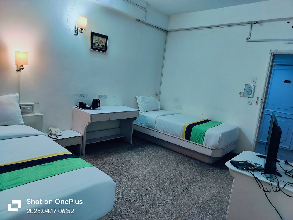 Hotel Crown Ahmedabad 28/43