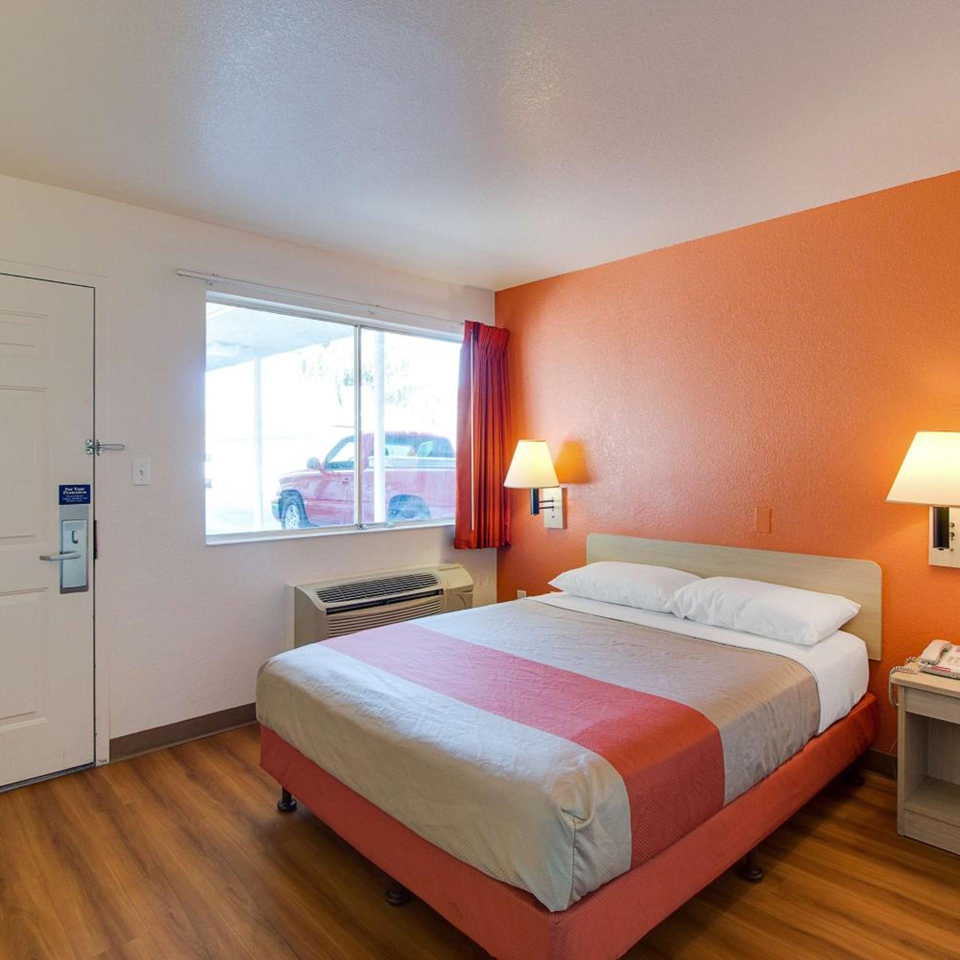 ROOM, QUEEN BED