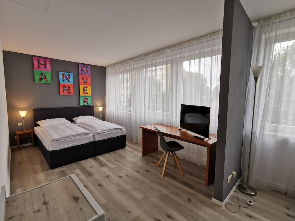 ROOM, DOUBLE BED