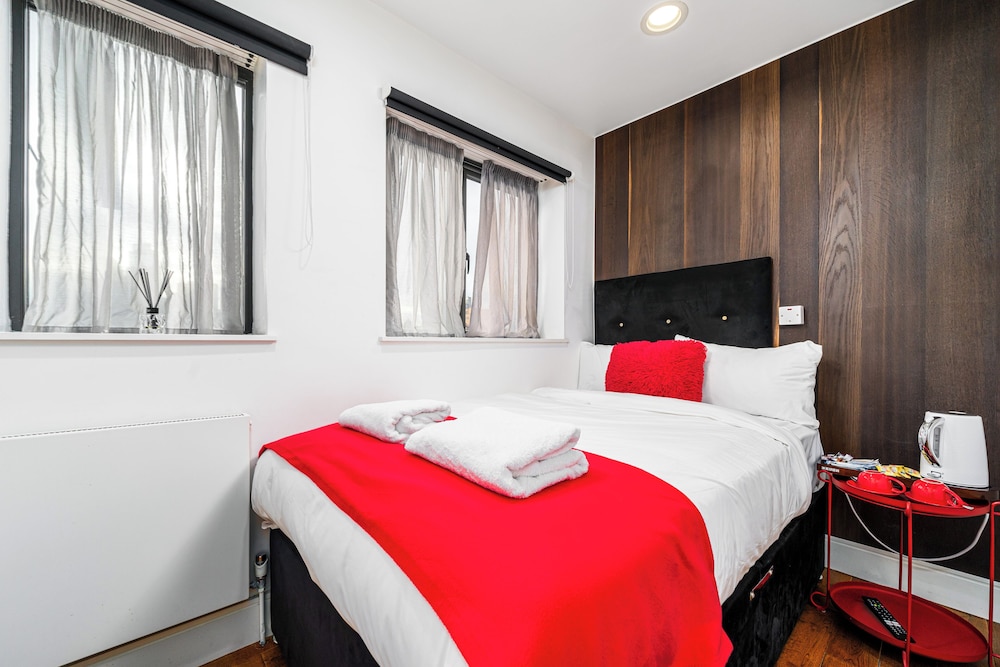 The Whitechapel Hotel 12/50
