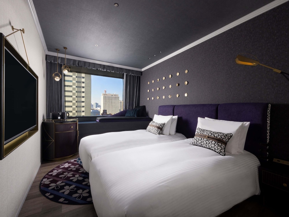 PRIVILEGE, TWIN BEDS, LOUNGE ACCESS