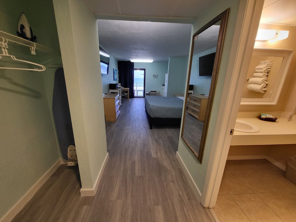 Beachside Hotel 31/60