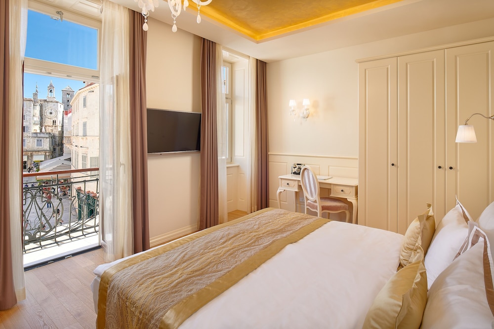DELUXE, DOUBLE OR TWIN BED, CITY VIEW, BALCONY