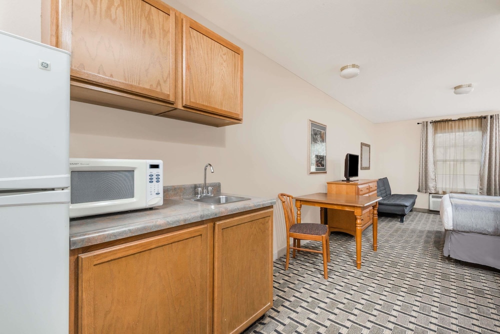 Days Inn & Suites by Wyndham Sellersburg 5/32
