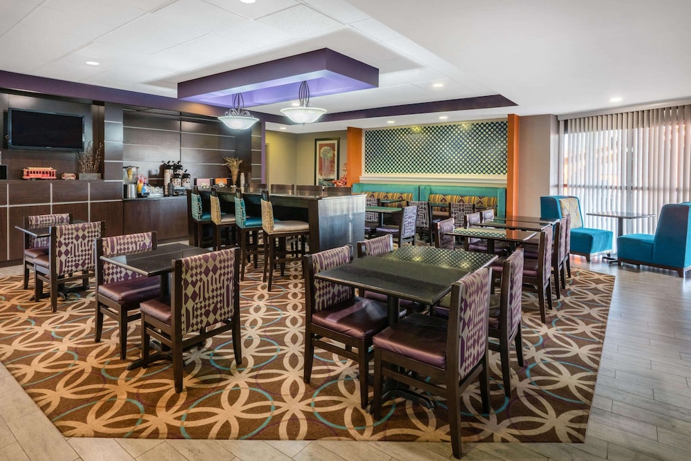 La Quinta Inn & Suites by Wyndham Memphis Airport Graceland 51/71