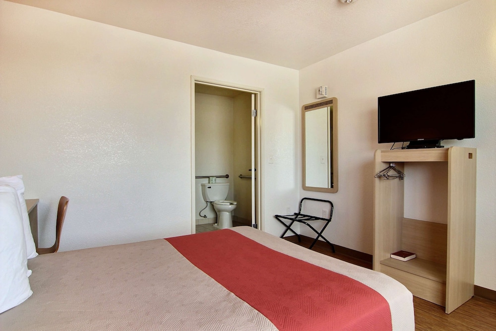 غرفة قياسية بسرير كوين، Motel6 Fort Stockton, TX 5/6