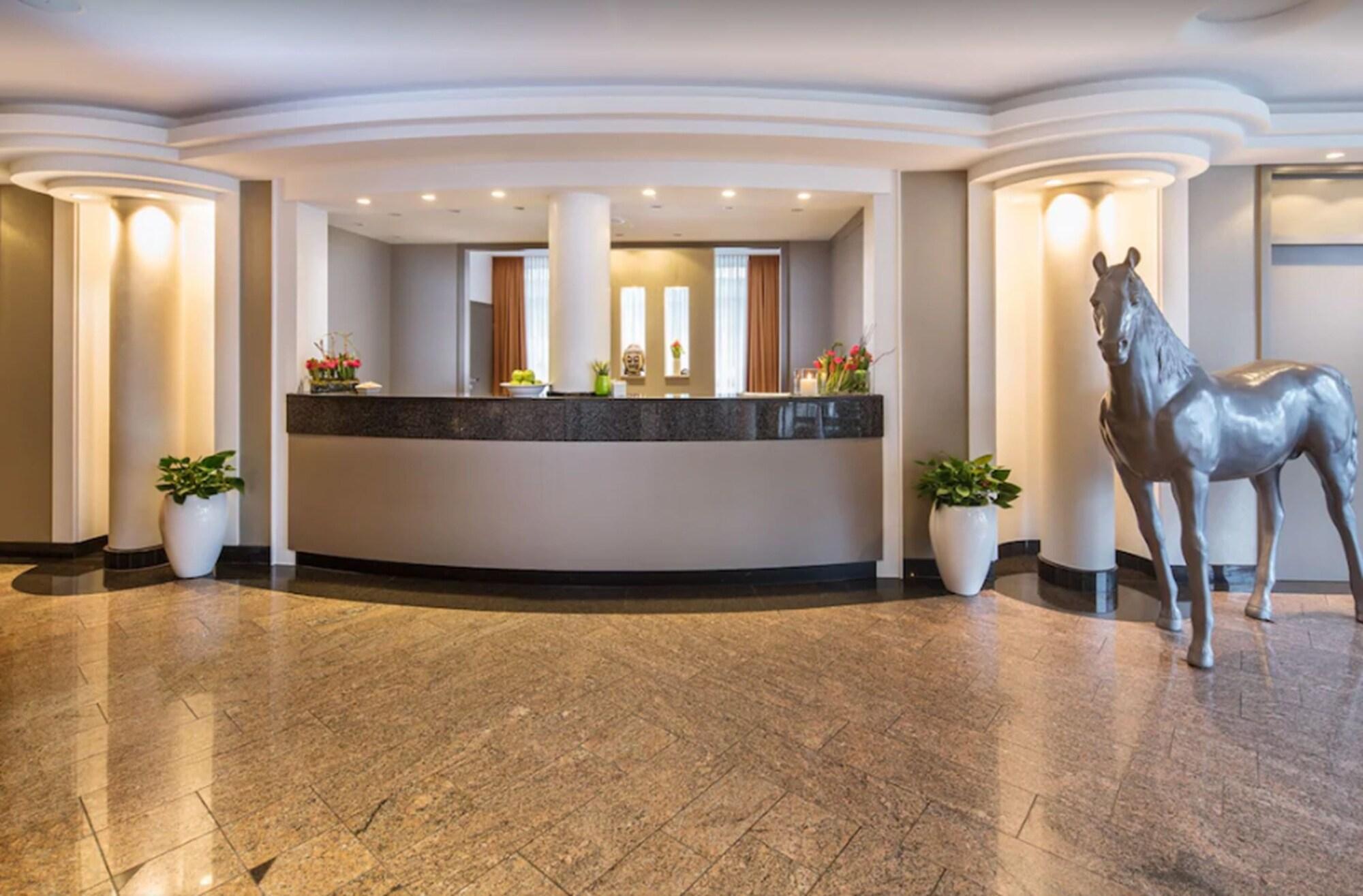 Hotel Plaza 2/25
