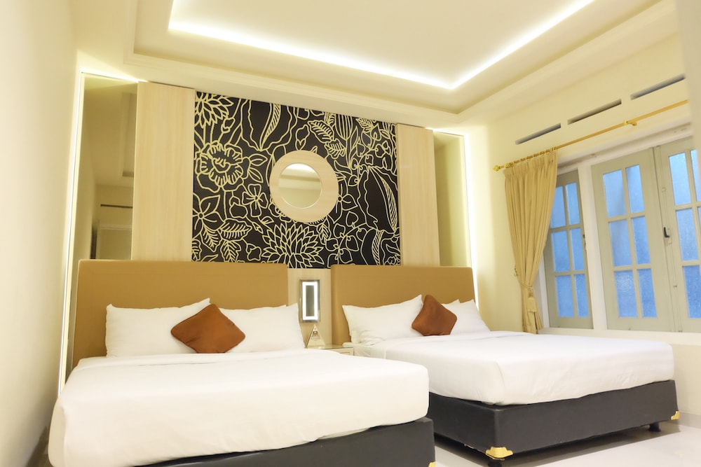 PALM, DOUBLE BED, CITY VIEW