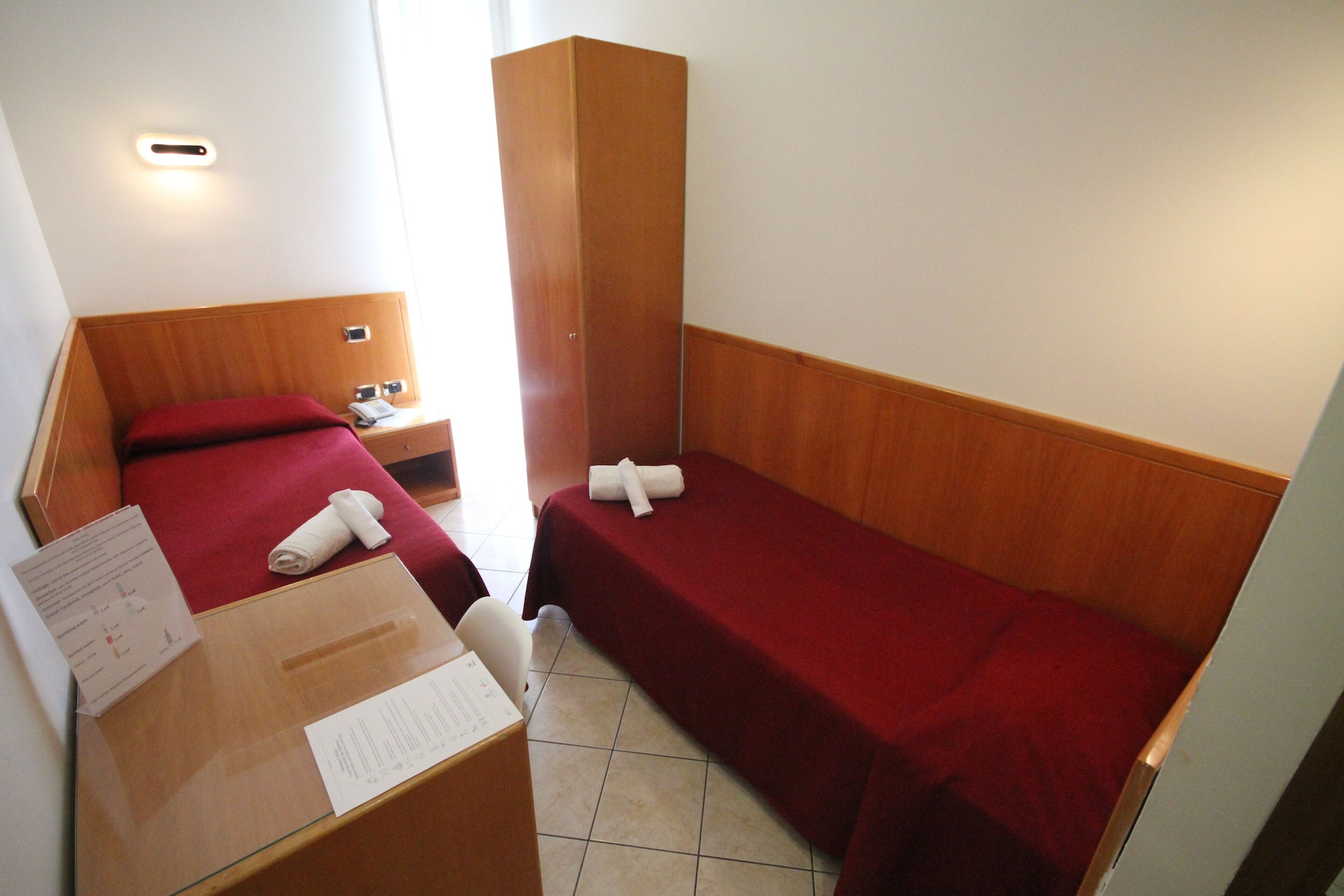 STANDARD, TWIN BEDS, SHARED BATHROOM