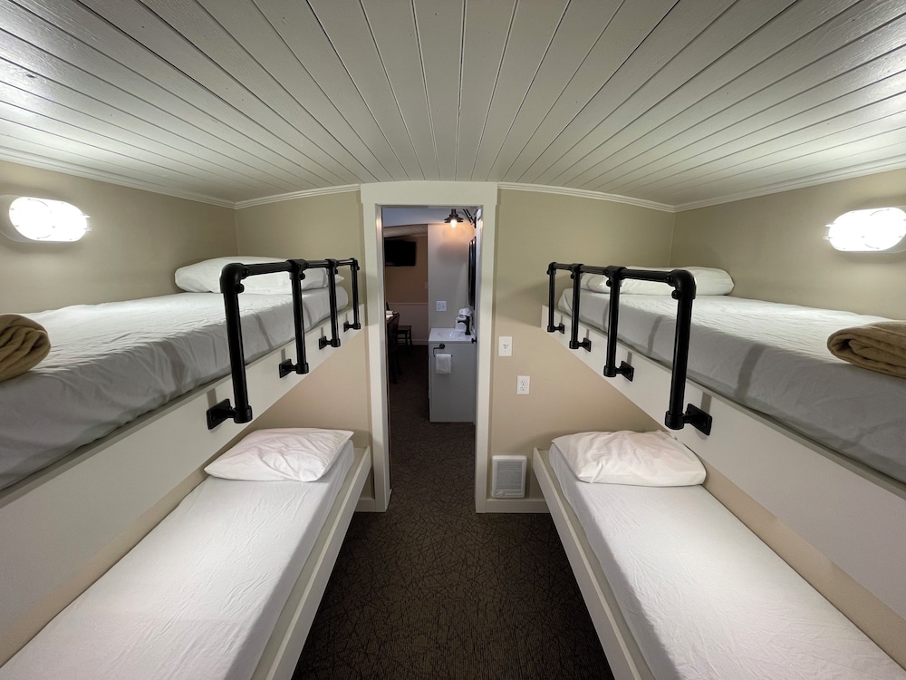 Family, 1 Double and 4 Bunk Beds, 4 Bunk Beds, Large