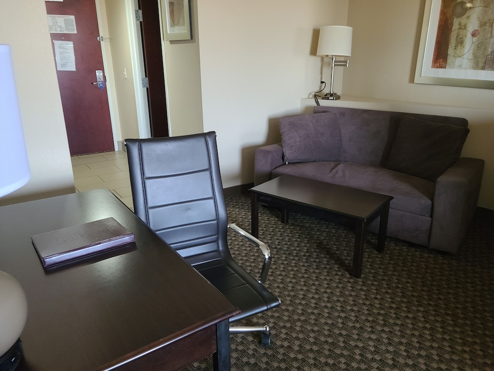 Comfort Suites Forsyth Near I-75 31/49