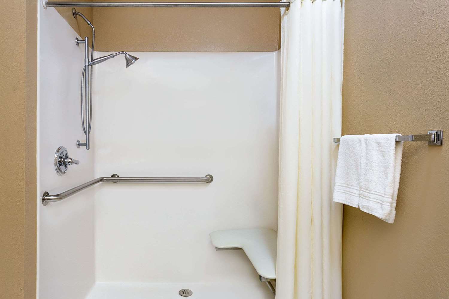 Super 8 By Wyndham Freeport 5/6