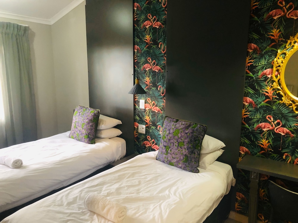 Elephant Springs Hotel &amp; Cabanas 41/80