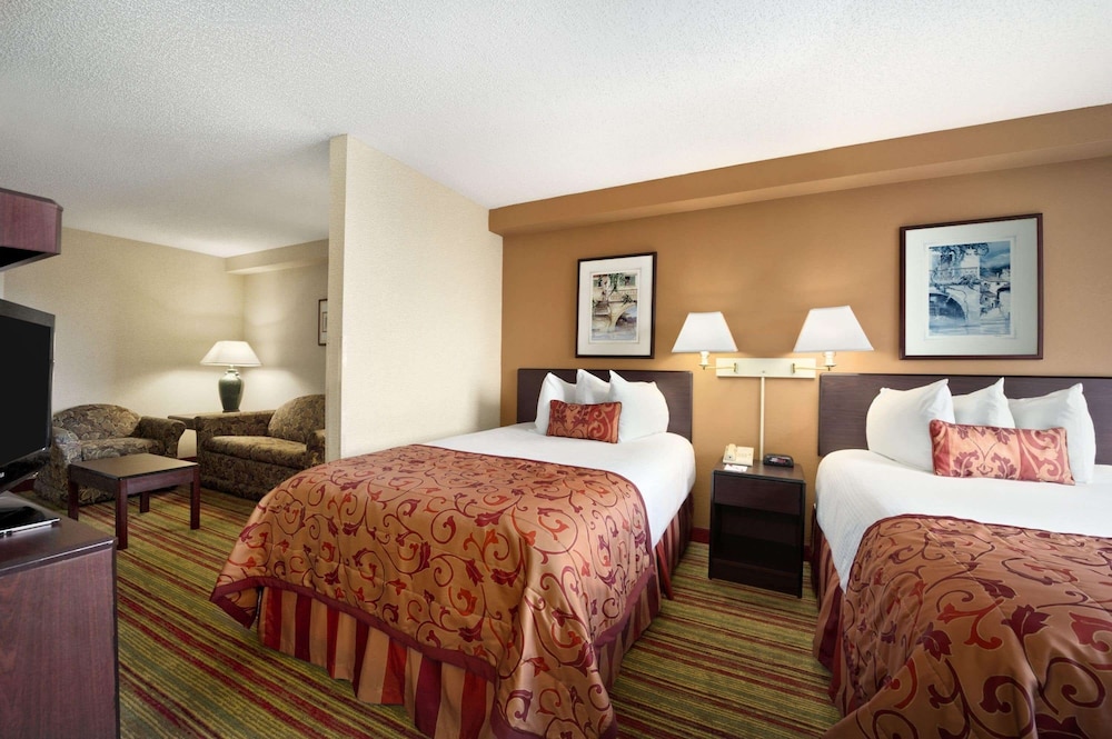 Ramada by Wyndham Suites Orlando Airport 10/56