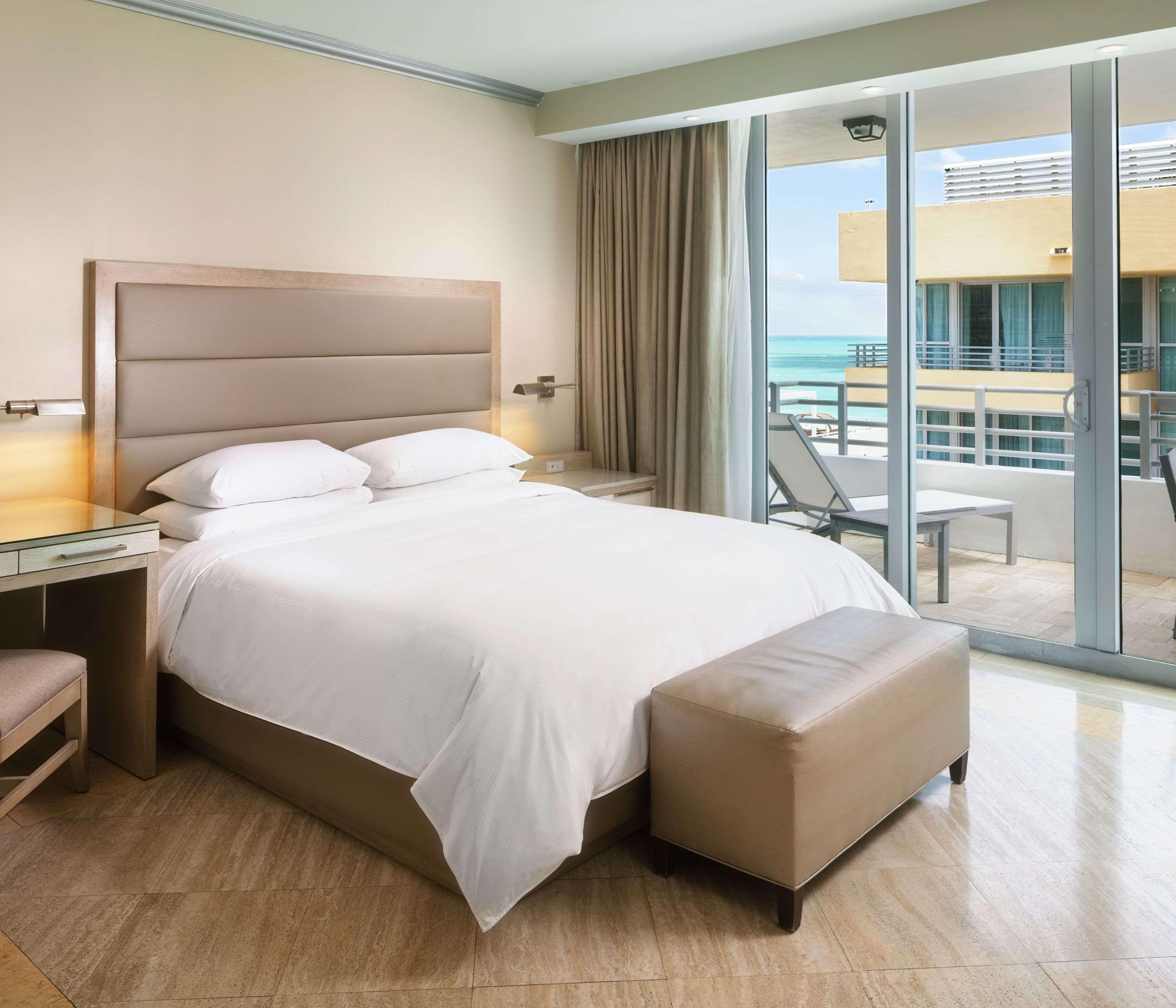 STUDIO, KING BED, PARTIAL OCEAN VIEW, BALCONY