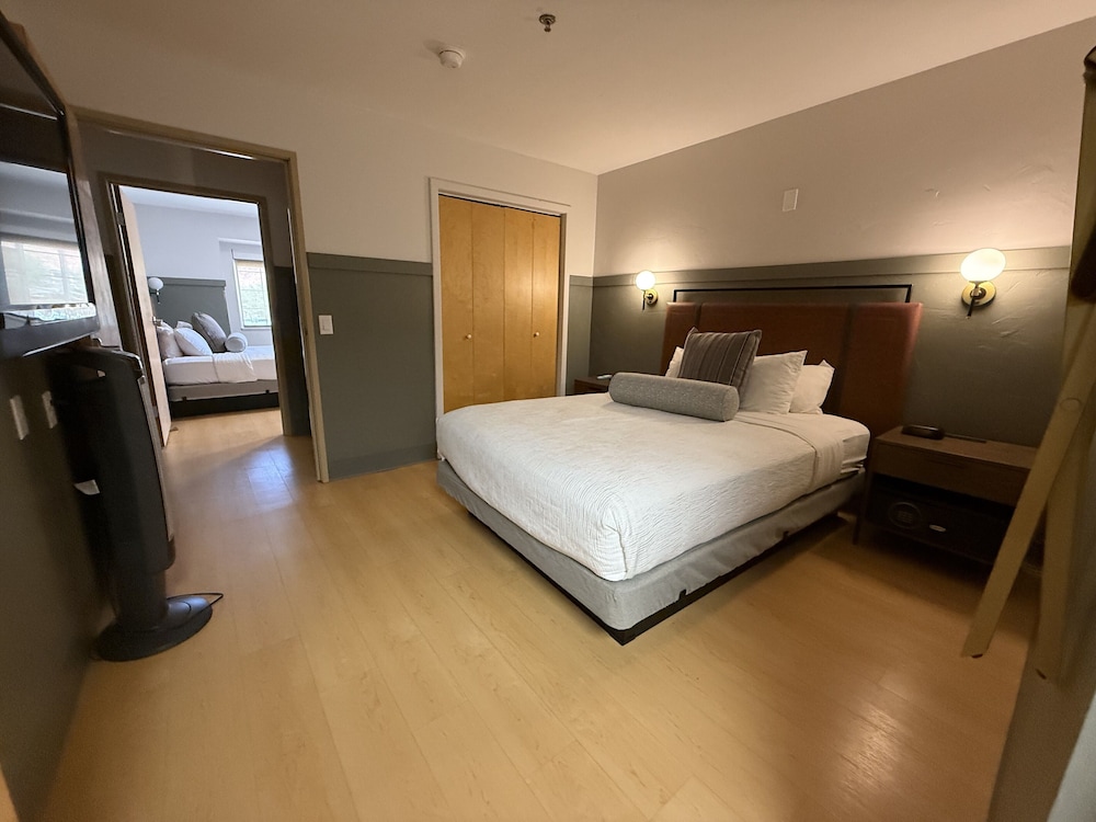 2 BEDROOMS, SUITE