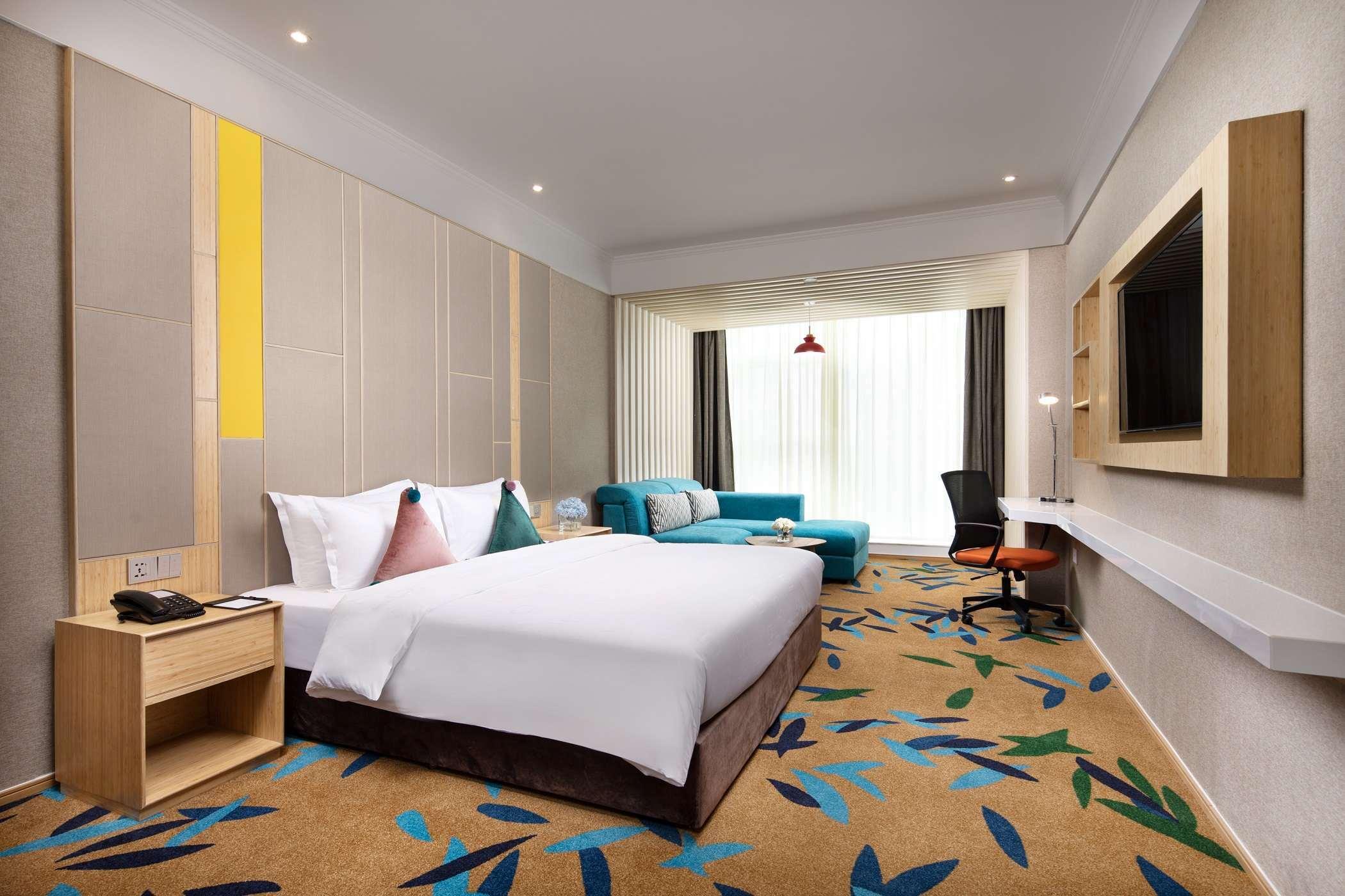 DELUXE, KING BED, SMOKING