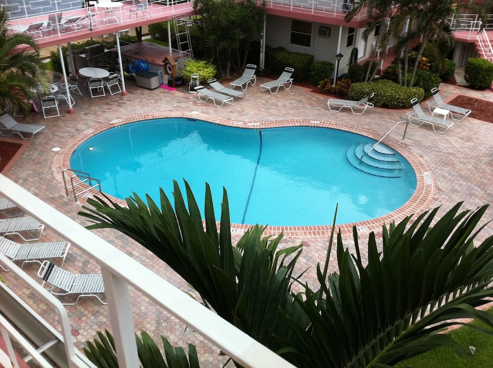 Holiday Isle Yacht Club 65/76