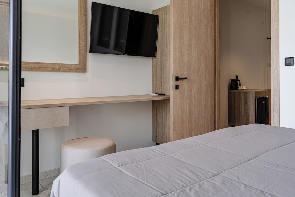 1 Bedroom, Swim Up, Superior, Apartment, Queen and Twin Beds, Private Pool, Ground Floor 3/5