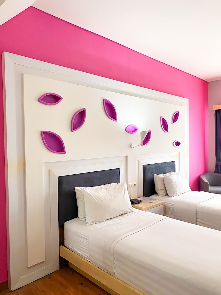 SUPERIOR, DELUXE, TWIN BEDS