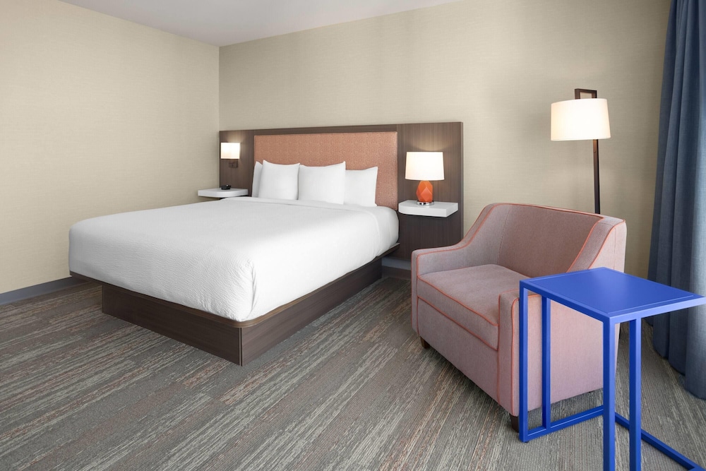 La Quinta Inn & Suites by Wyndham Jamaica NYC/JFK AirTrain 14/41