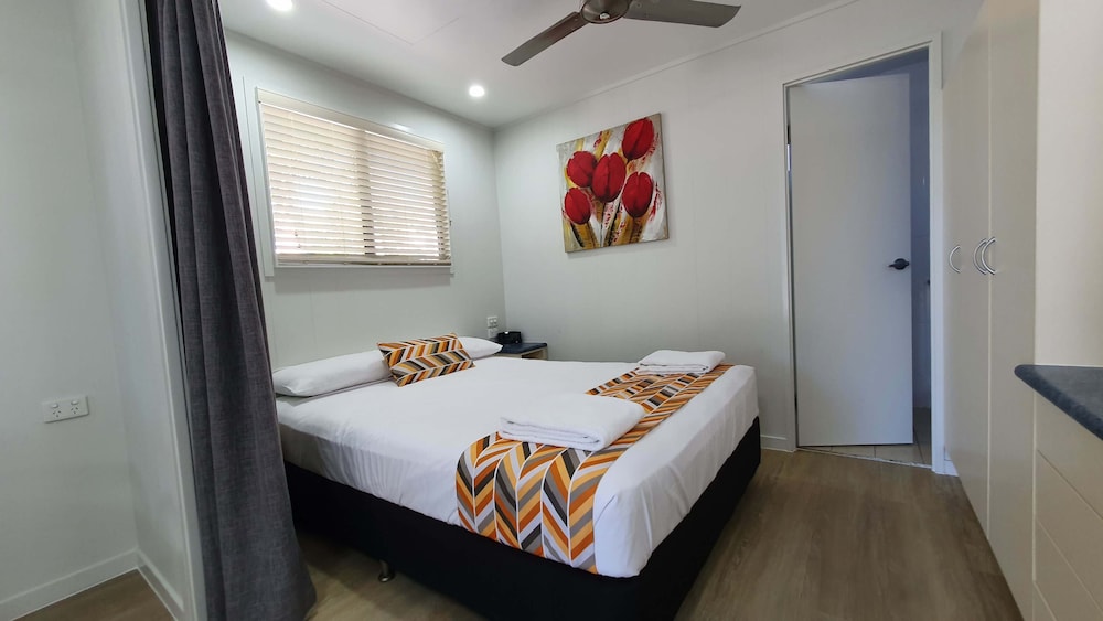 CABIN, QUEEN BED