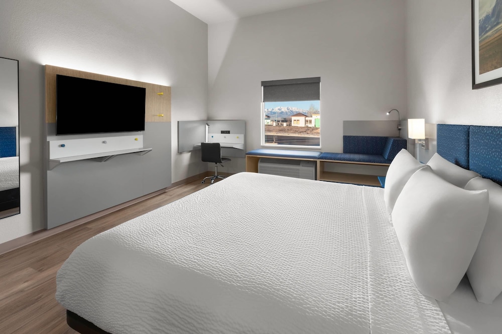 Microtel Inn & Suites by Wyndham Tooele 25/46