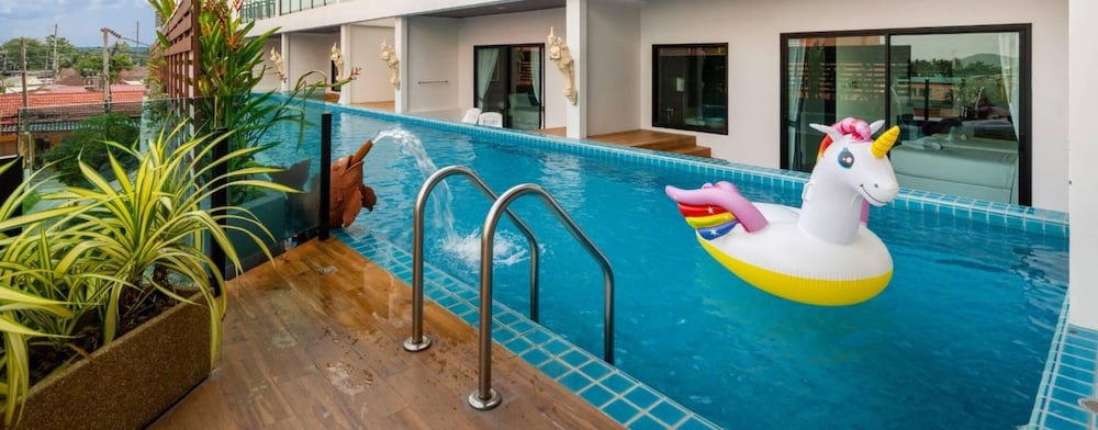 The Thames Pool Access Resort 4/50