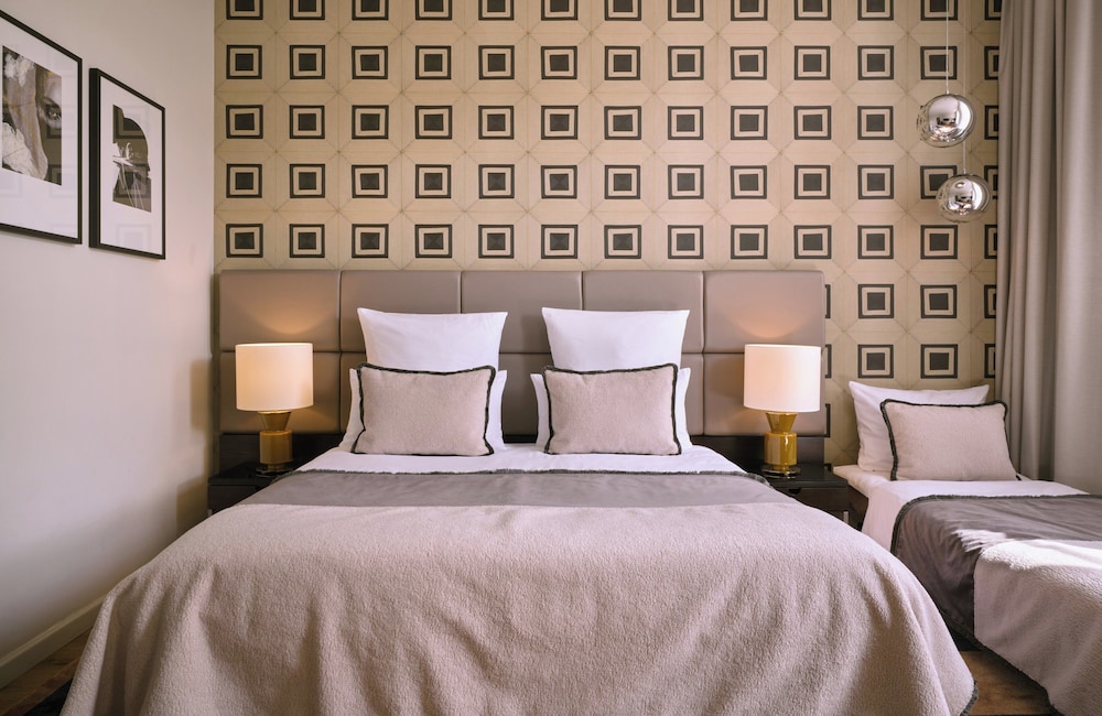 Supreme, Double Bed